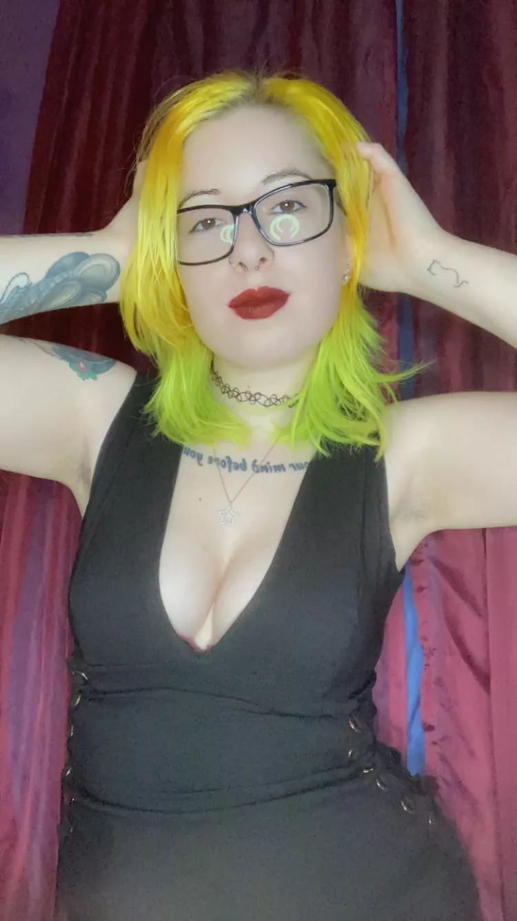 Are you behaving? Or does Mistress Scarlette need to punish you? 😈 posted by scarletterossi