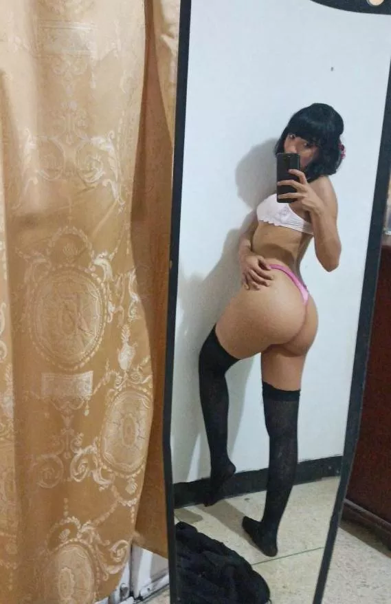 Are you into short hair girls with big Ass? 😏 posted by EllieBunny_