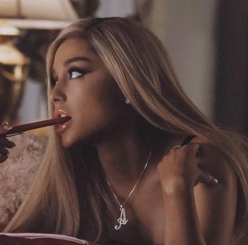 Ariana Grande by Sharpshooter4