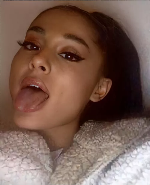 Ariana Grande’s mouth looks so inviting by iluvbaddlatinas