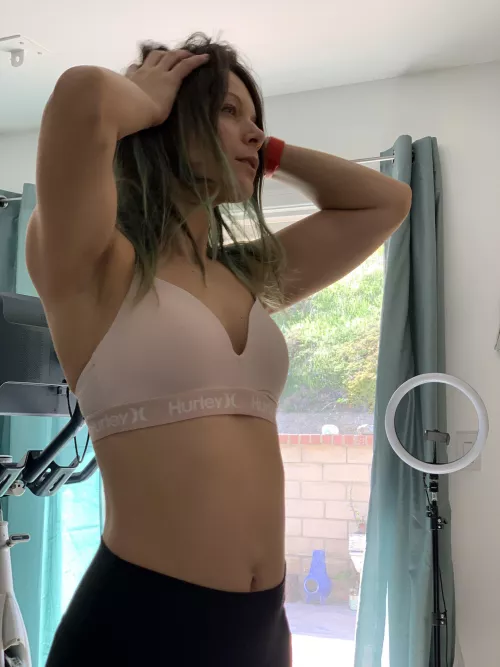 Arm day 💪 [F] by HardKora