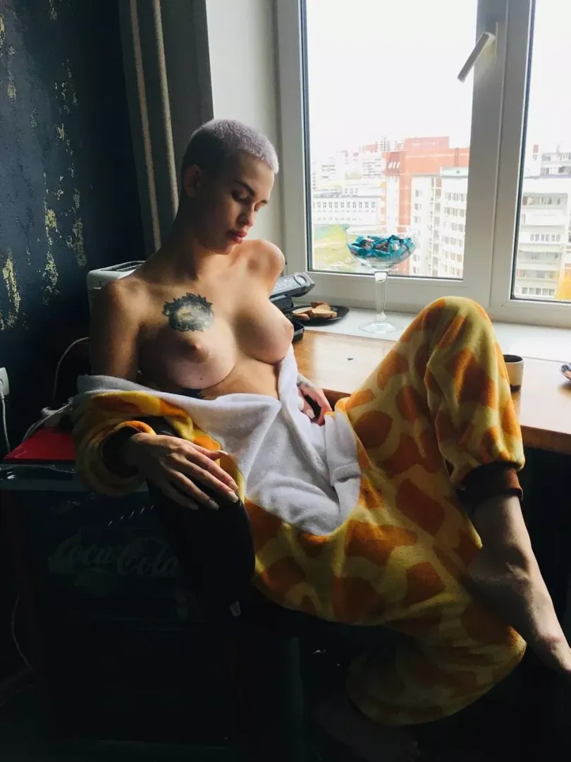 arrows up if you wanna fuck short hair alt girl like me posted by andreabianchi1