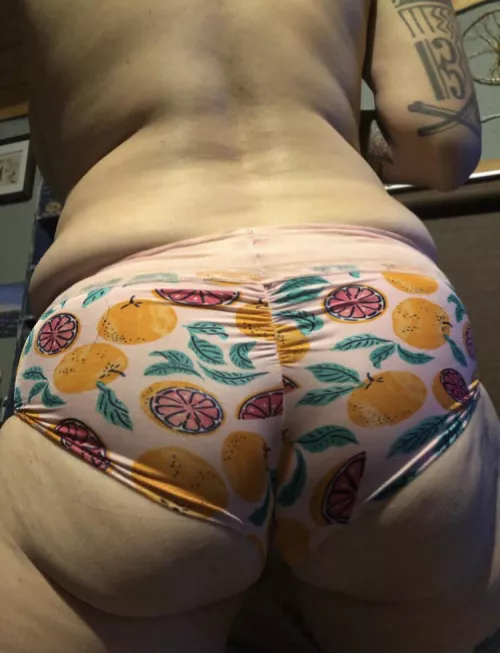 As requested, my massive ass. Can you hear my panties ripping? by Melsgotfat