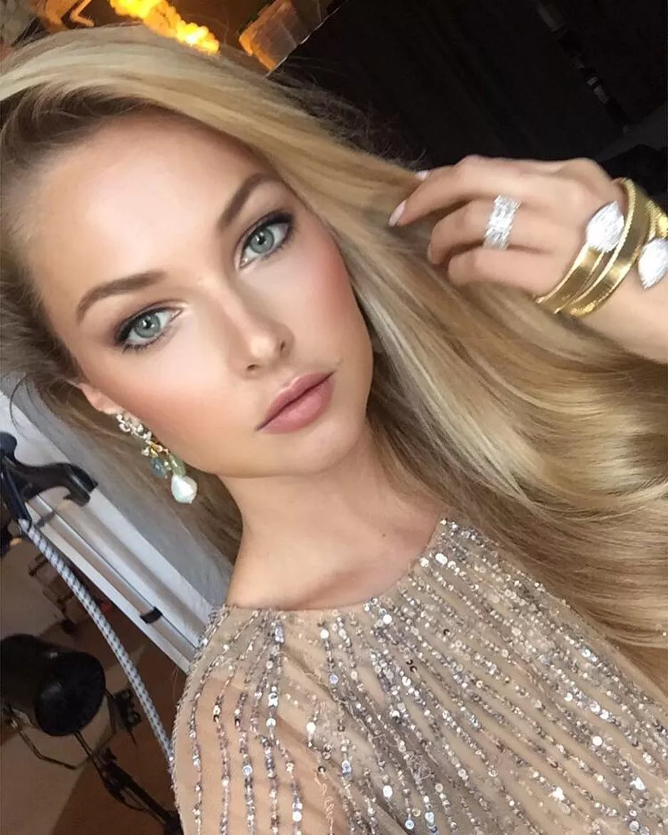 Ashley Smouter posted by BOOOOOOOBIES