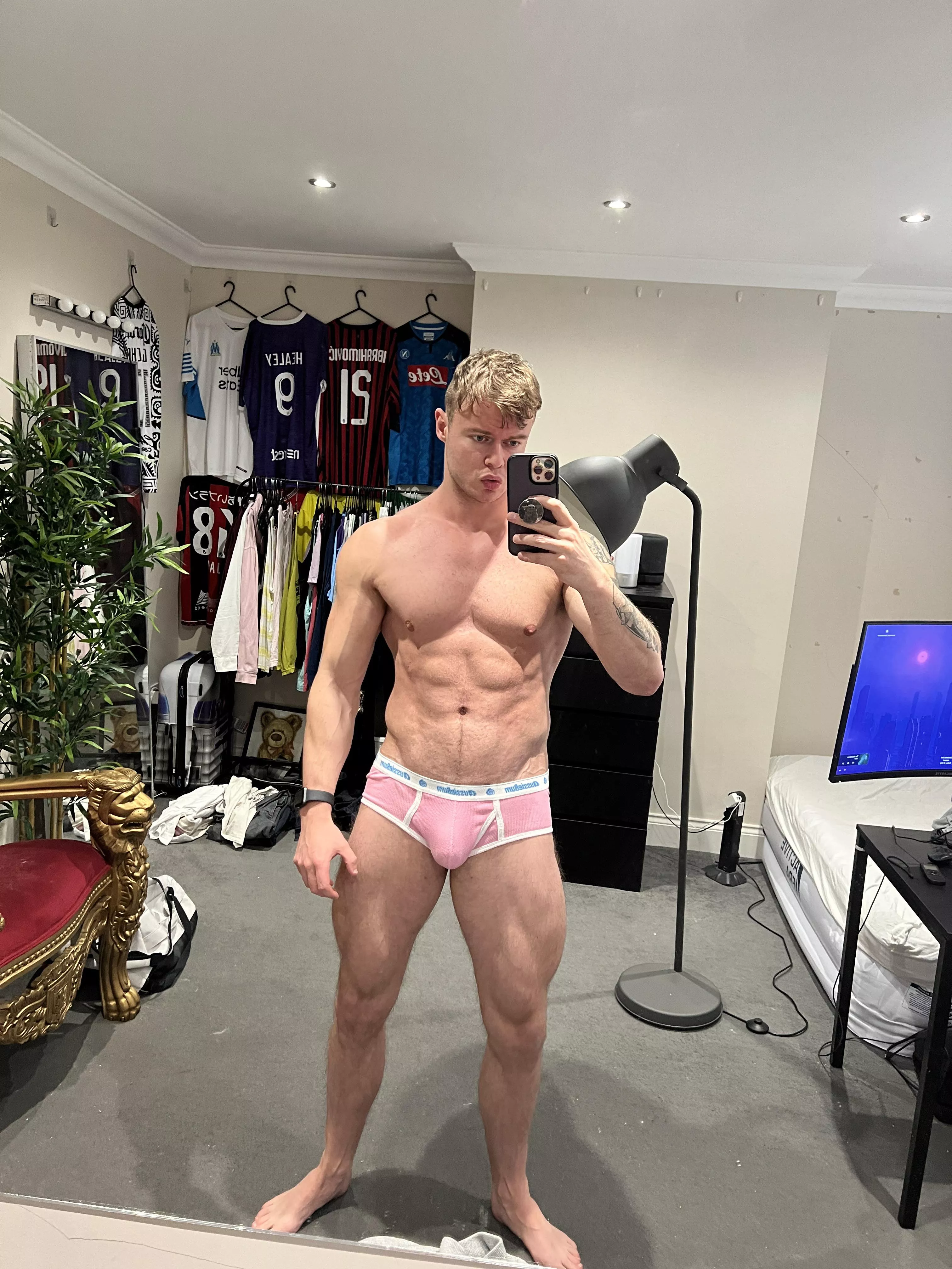 AussieBums 🤝 my bulge posted by KingJamesUK