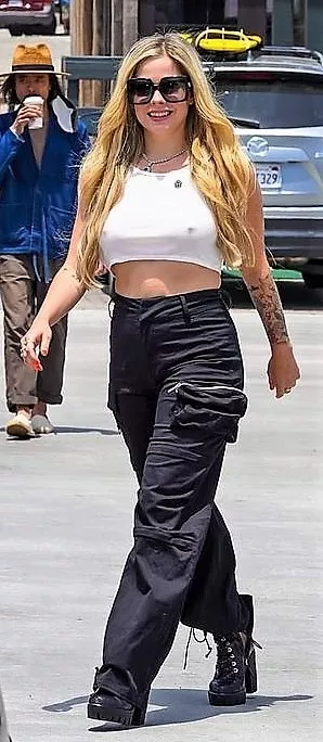 Avril Lavigne posted by AEye81