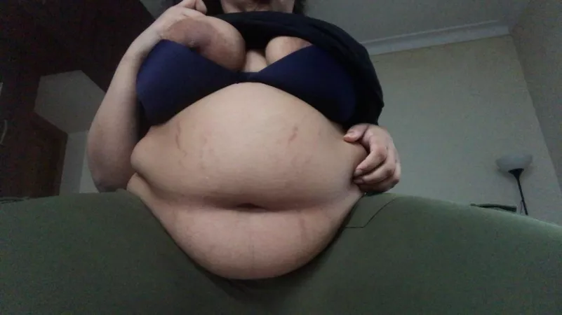 Aww look at my lil belly button by Individual_Shake_202