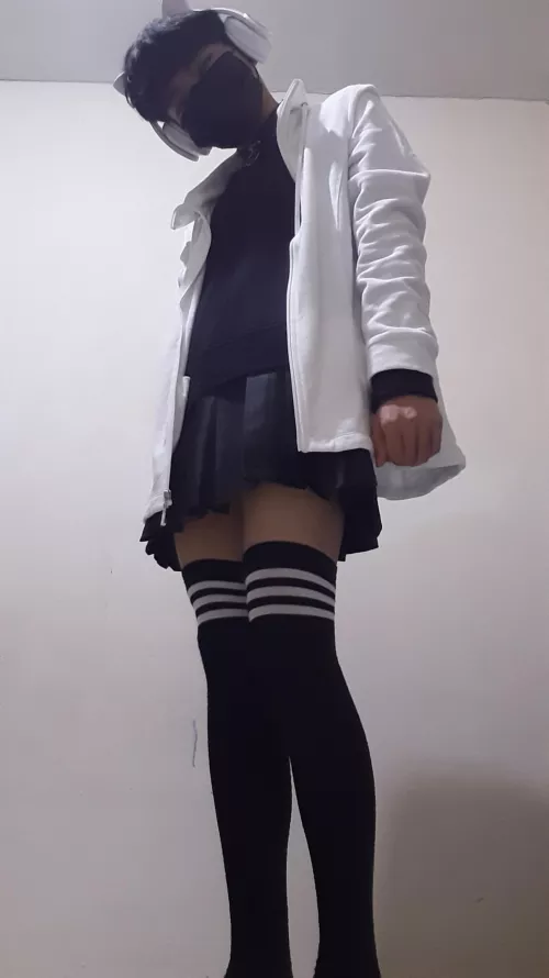 Awww look at you down there, so smol...how cute😏 by Gelouwu