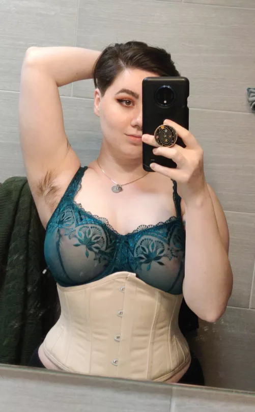 Back again with the same bra. This corset combo has me feeling some kind of way. 🤩 (they/them) by trekraider