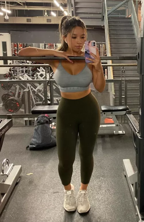 Back at it at the gym after the holidays. The stares getting me excited ☺️ by BigBirdDown88