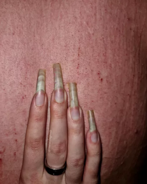 Back scratching with natural nails 😈🔥 by omissislongnails