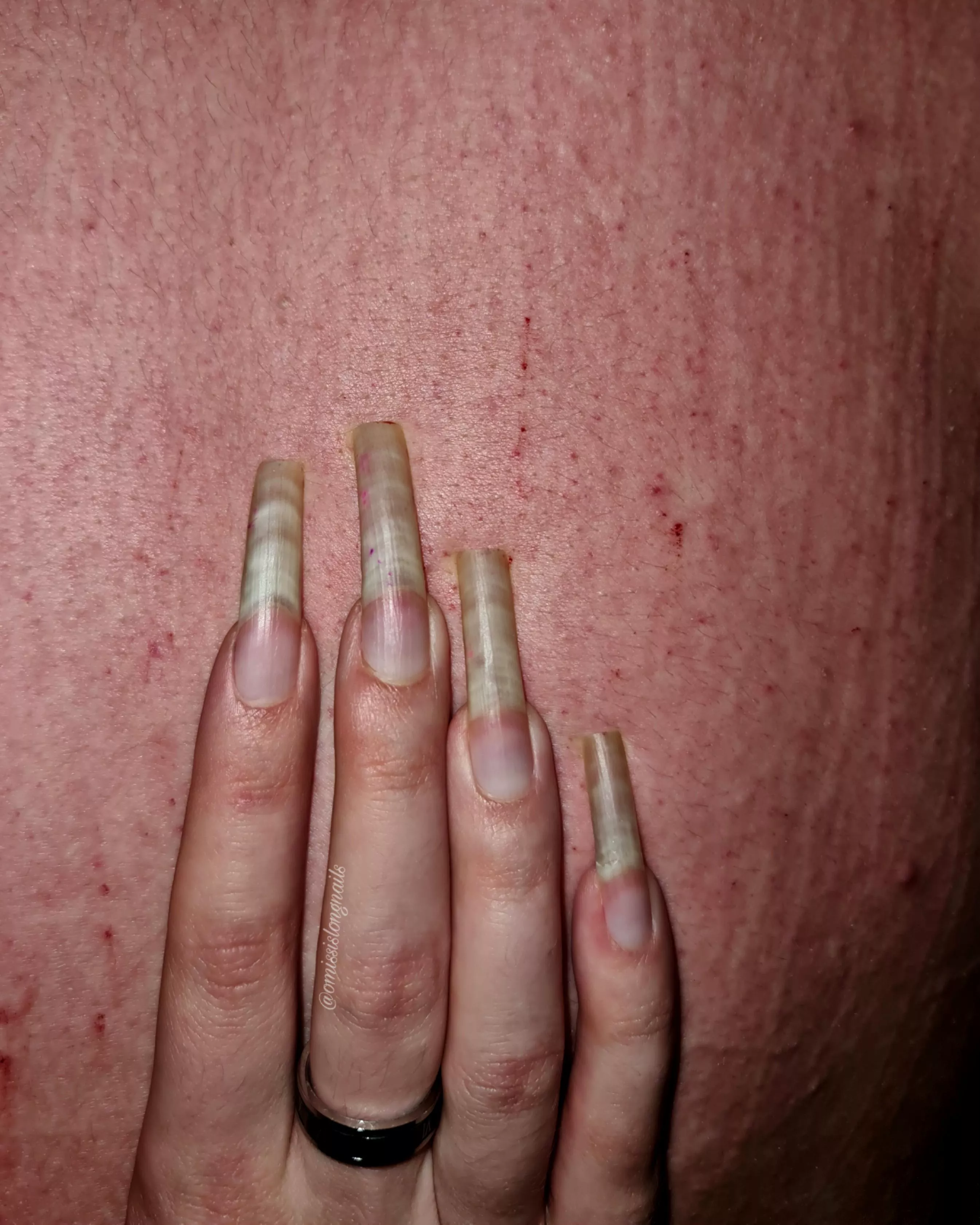 Back scratching with natural nails 😈🔥 posted by omissislongnails