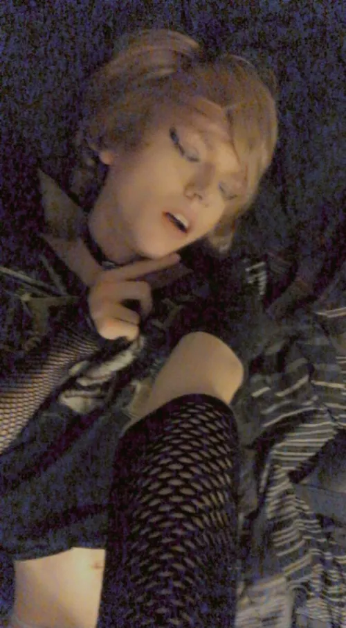 Bad quality but I like the pose. Also good morning!! by AstonishingCobb