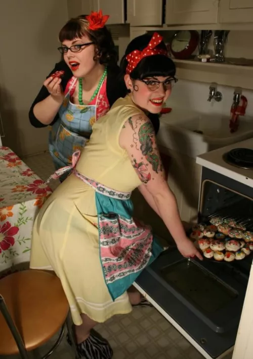 Baking ladies by Chaturbater1