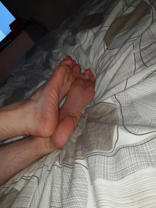 Bare feet by Bisexual_Brat98