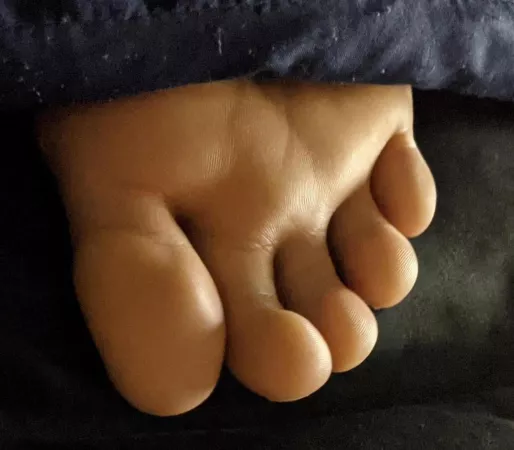 Bare toes! by Katlove2