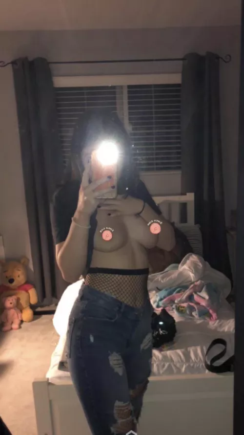 barley legal😬 i post nudies, a lot of them😌 i also make custom vids of whatever you can think of i’m into alot of stuff like bondage, teasing, dirty talk and i lovee being dominated and be dominant and a lot more🥰 come join me you won’t regr by nrosieee