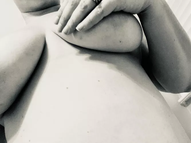 Basic under boob [f]or you! by Educational-View-169