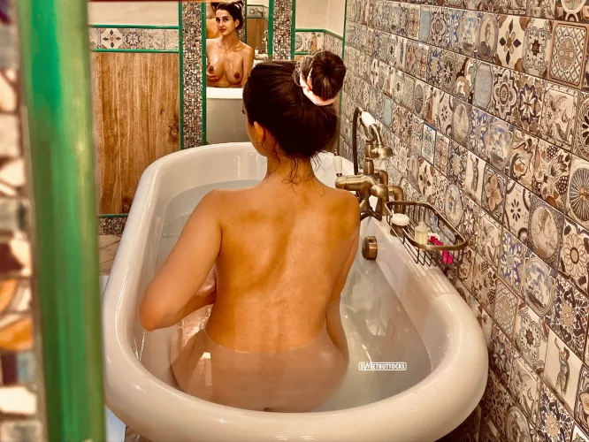 Bath time! [f] by sweetbuttockss