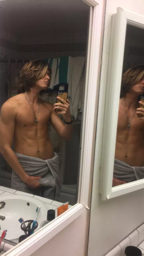 Bathroom bulge 😜 by Stormcloak_5urfer