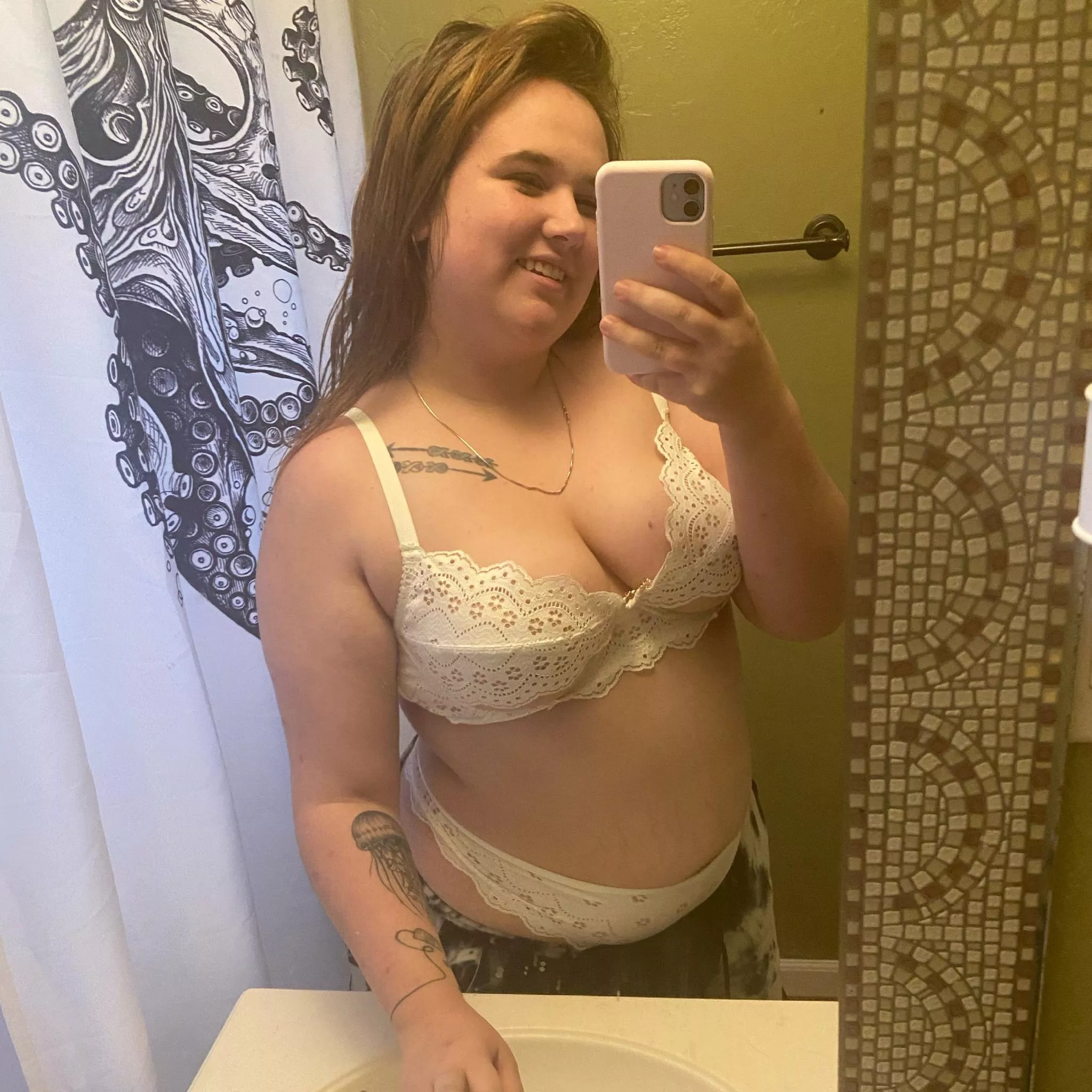 bathroom mirror selfie 😜 posted by bbygirlbex