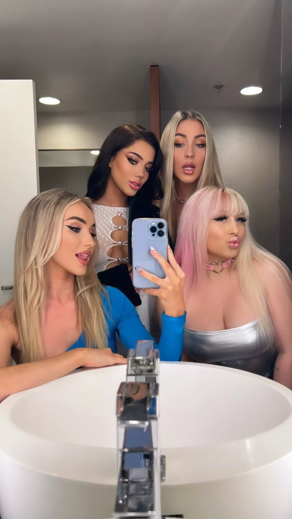 Bathroom selfie posted by lgpolarbear