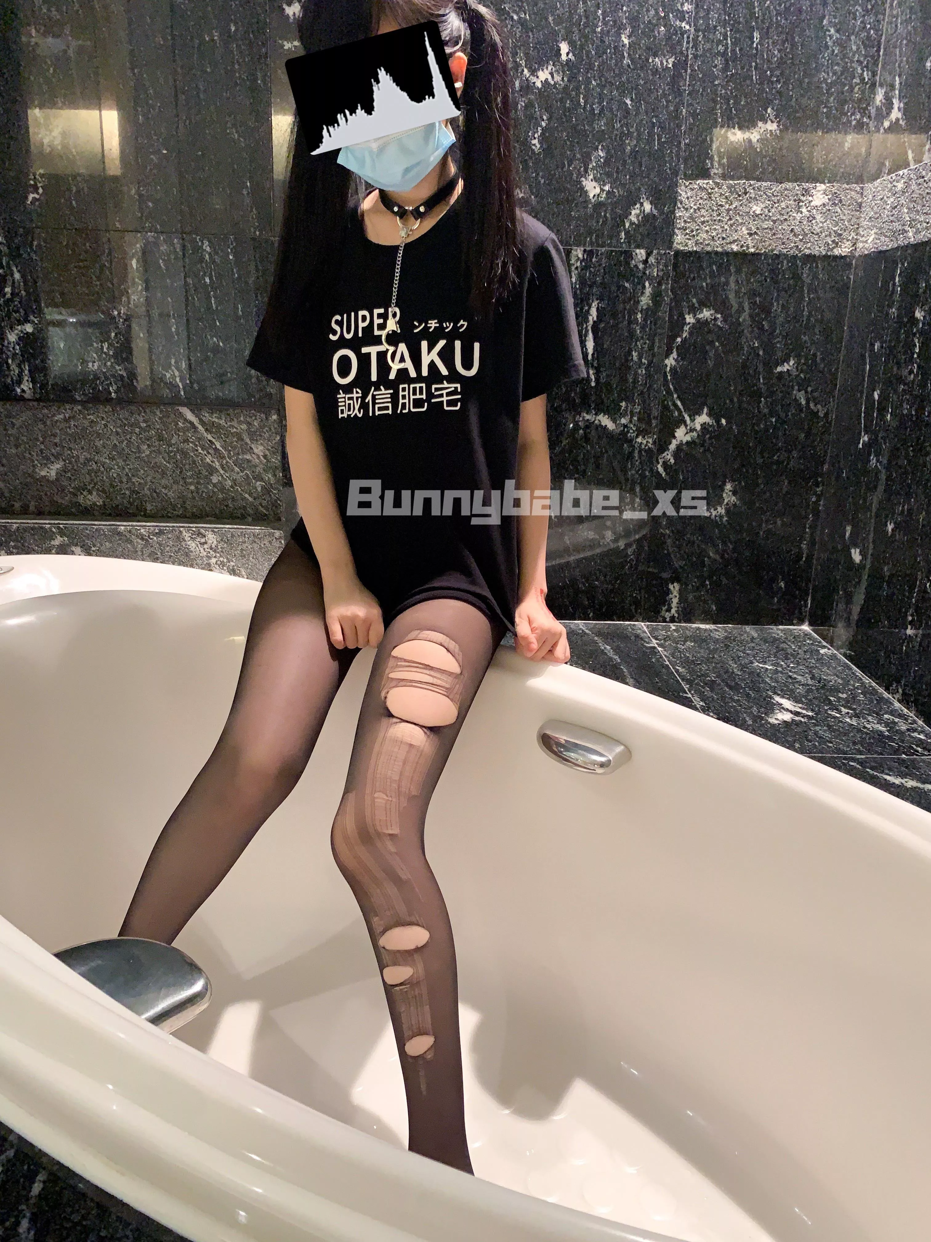 Bathtub and pantyhose 👅 posted by bunnybabe_xs