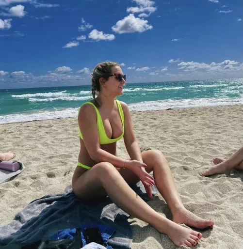 Beach babe by EzziUchiha