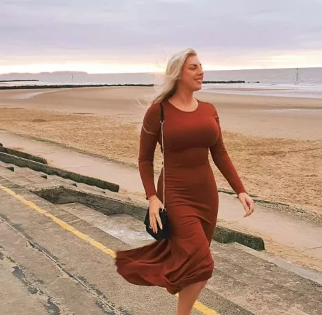 Beach bust by qazmlpfghcvb