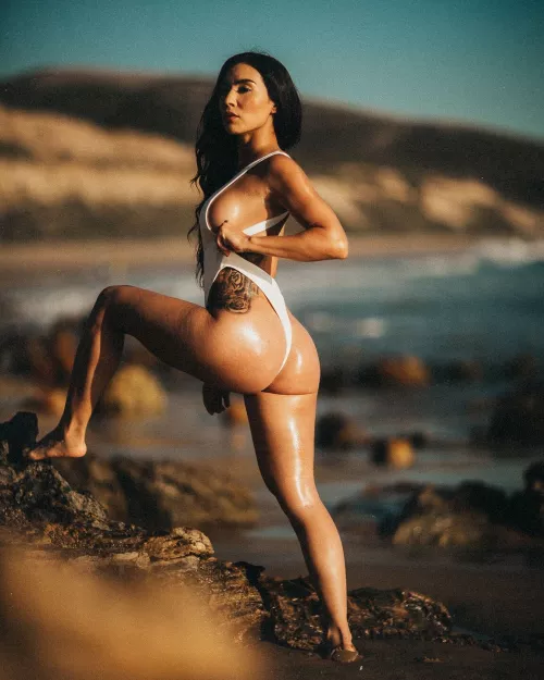 Beaches, oil and booty can't go wrong 😈 by Adde1986