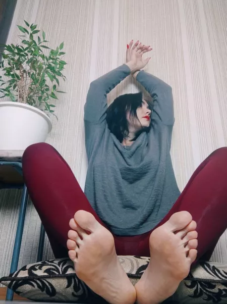 Beautiful feet? by Frick_girl