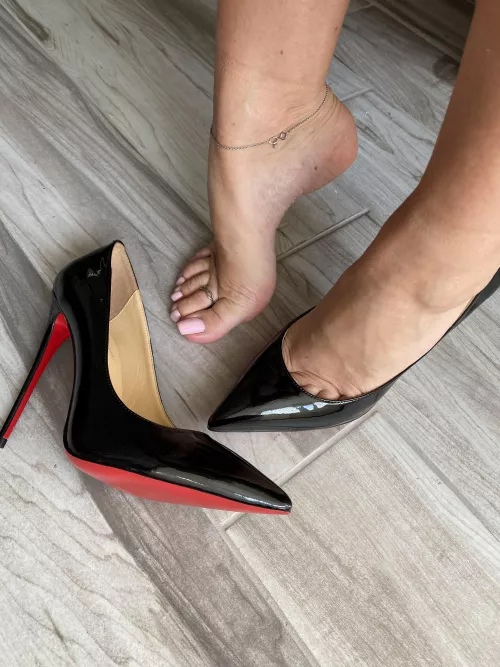 Beautiful Louboutins and my arches 😈🥰😍 by missheels07
