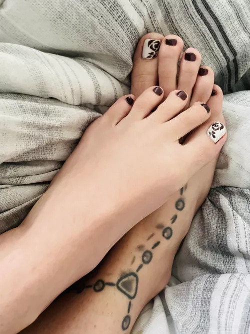 Beautiful pedicure now if only someone was here to worship them 😈🤤👅🦶🏼 by sexycollegenerd102
