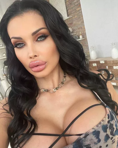 Beauty queen by wastemonkey