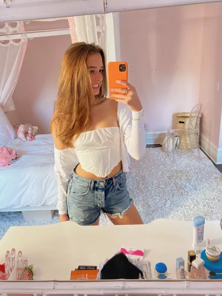 Bedroom selfie by LayDownYourBurdens