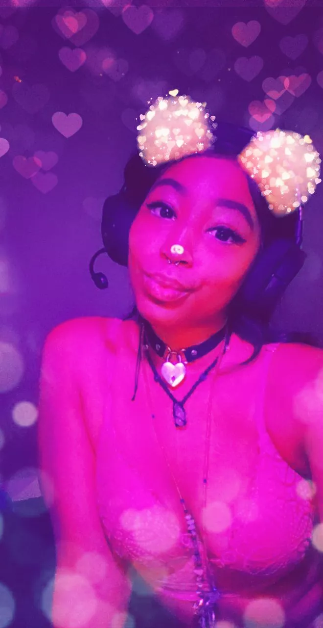 Been a looooong stressful week, cheers to the freaken weekend 🍻 playing some Valorant until cuddles with Daddy posted by DullReputation2733