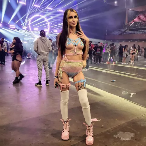 being a riddim thot at wobbleland💖 by emmaarayray