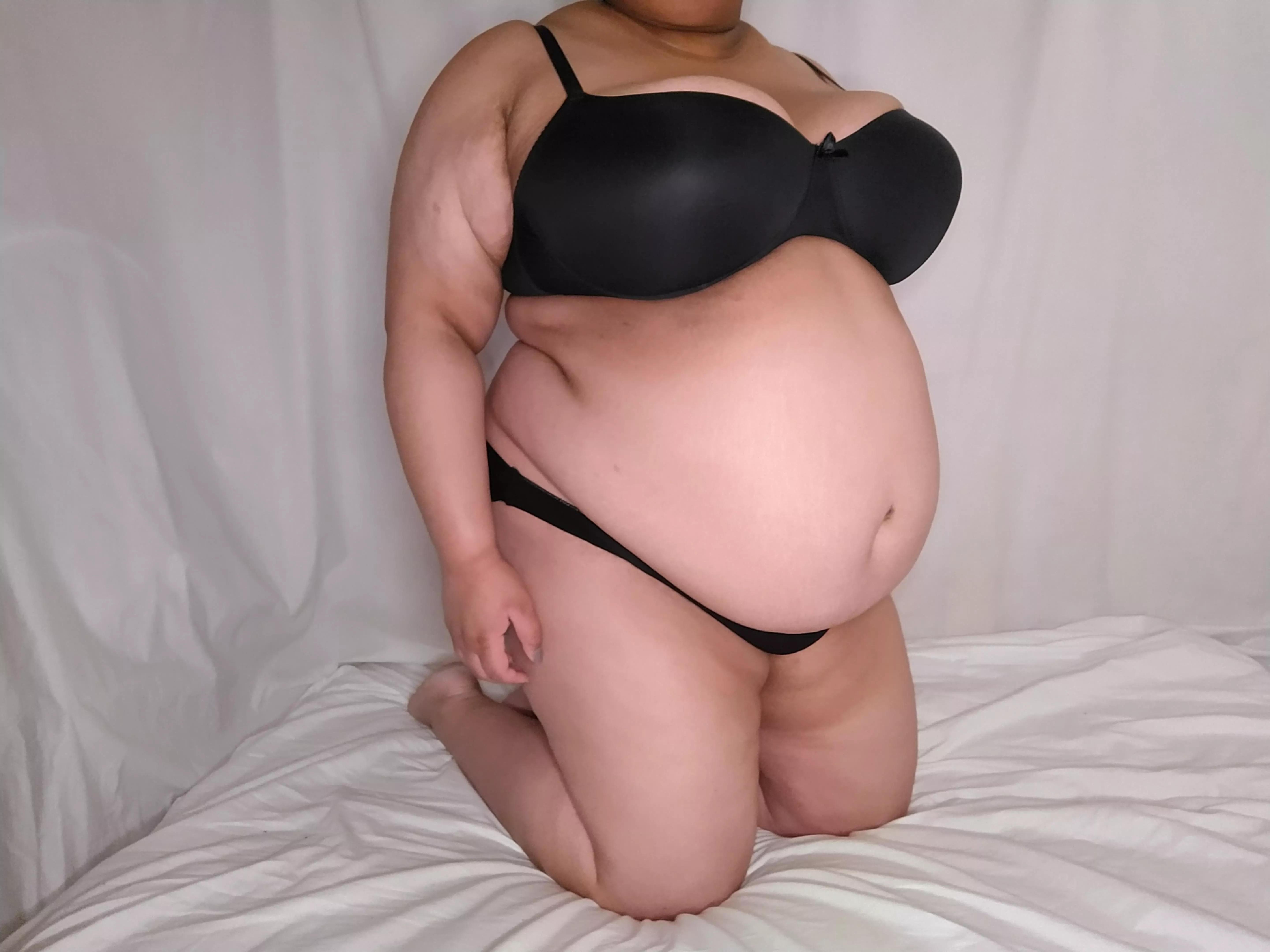 Belly overflowing my panties posted by chunky_cherry