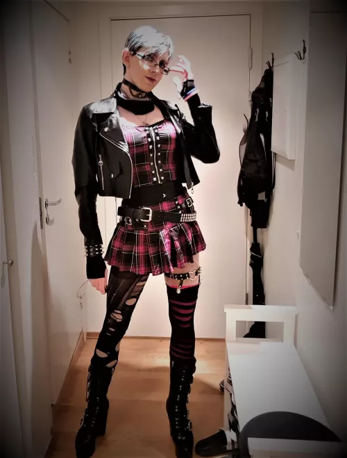 Best Punk/Grunge outfit I did in a while, unfortunately now is too cold to go out dressed like this... by ShadowPrincessN7