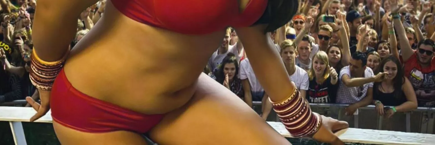 Bhabhi goes all out...in front of a vociferous crowd...🎉🔥 by Huddlestone