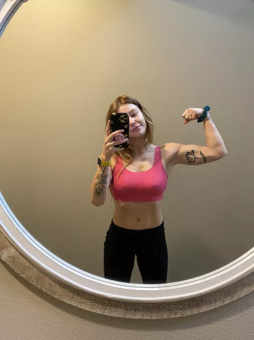 Biceps and boobs 👌🏼 by lexiepeterson