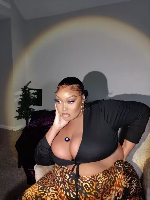 Big Bodied hottie. 🔥 by Mama_Fine