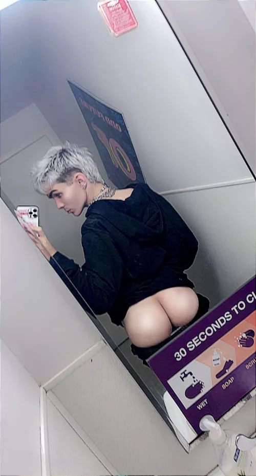 Big bored at work by hoewhen