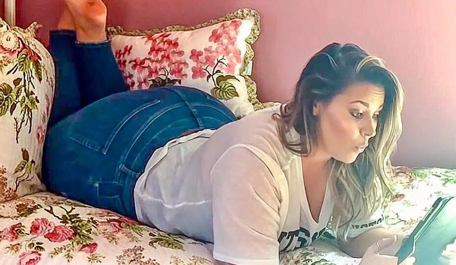 BIG Butt on the Bed posted by buBBlelicious69