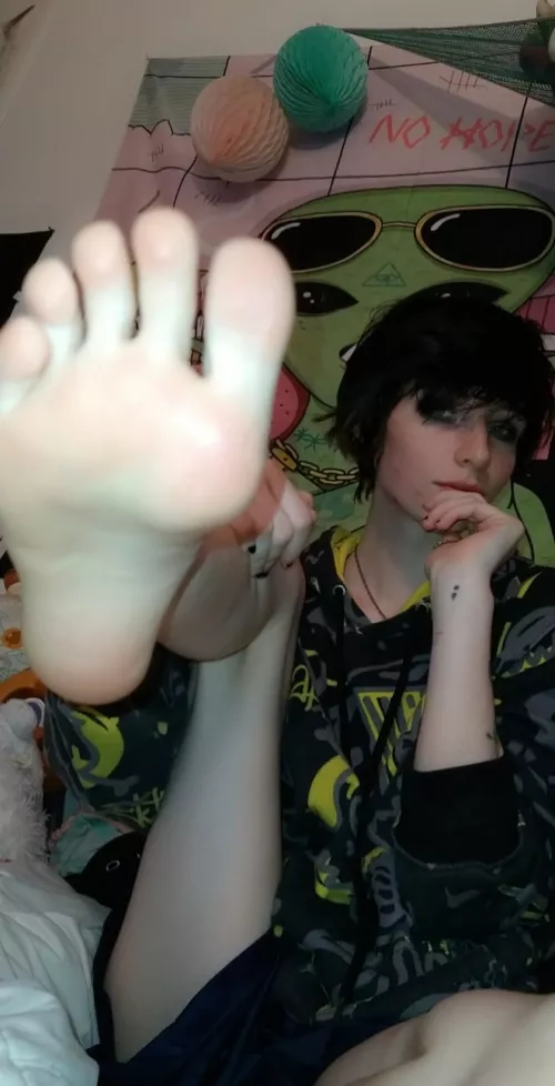 Big feet, long legs, baggy clothes, and some cute makeup! (Dms open) by feetiecutie