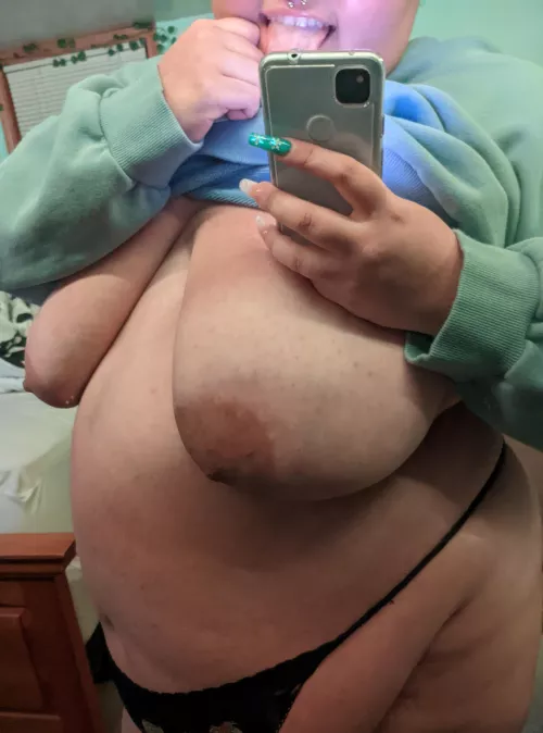 Big girls are cozier ❤️❄️ by Buns15