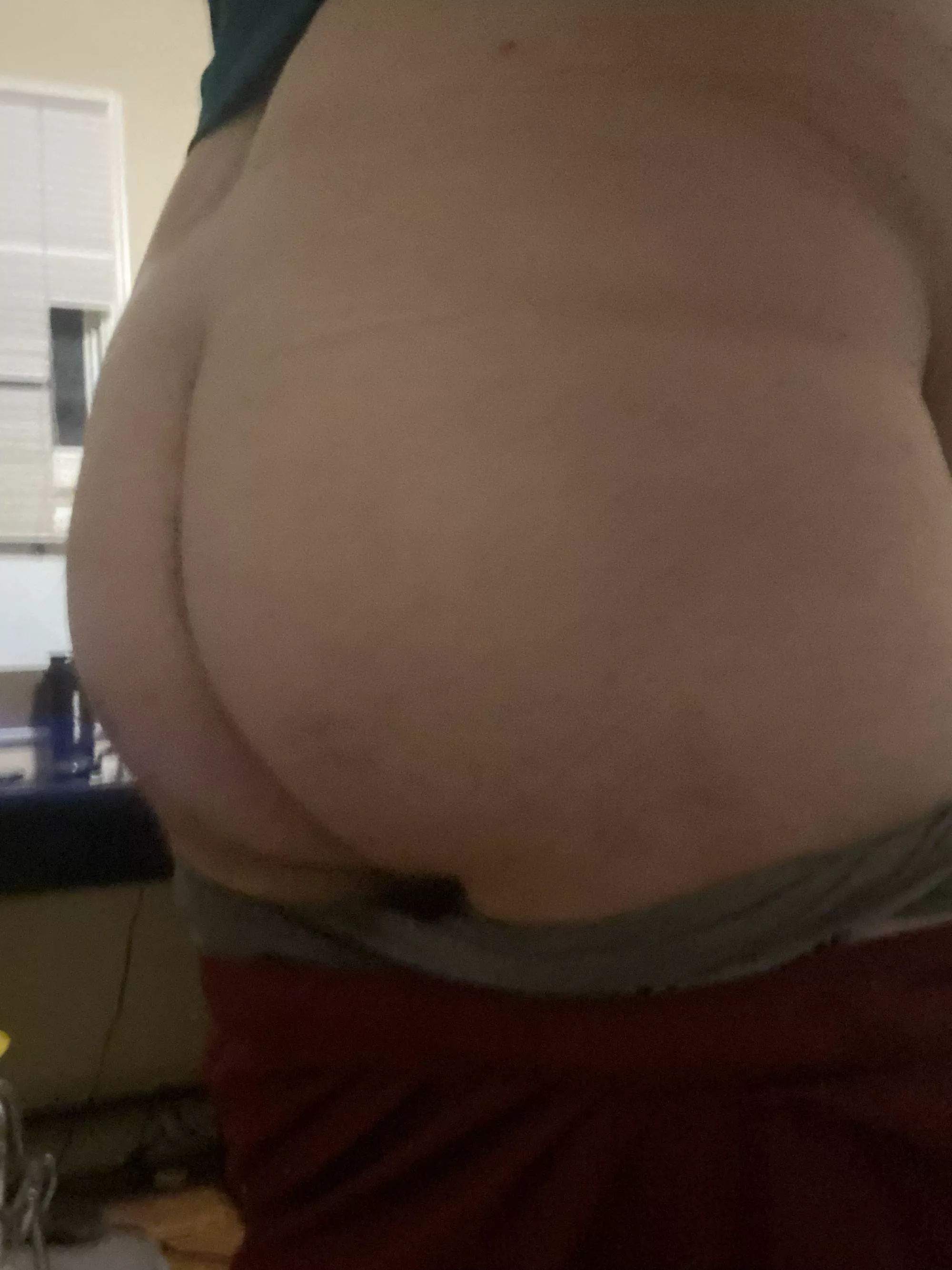 Big gut, apple butt 🍎 posted by smileyasscheek