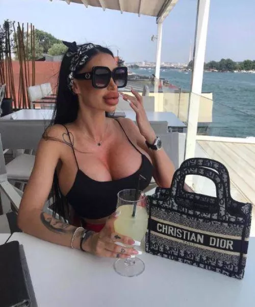 big lips and tits🔥 by yourdumbsissyboy