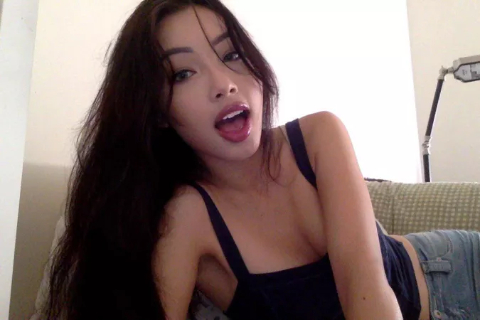 Bigger than she thought by hornychilicorndog