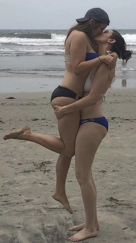 Bikini kisses posted by privateside